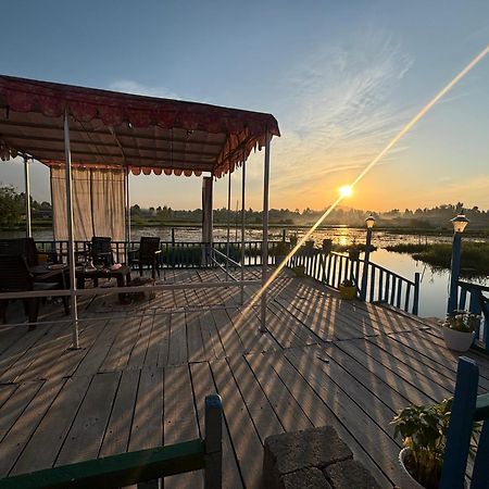 Houseboat Young Wild Rose Hotel Srīnagar Exterior foto