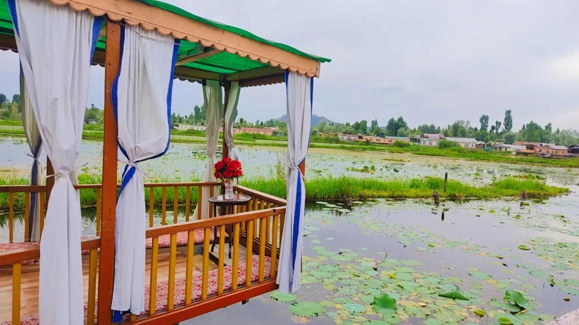 Houseboat Young Wild Rose Hotel Srīnagar Exterior foto