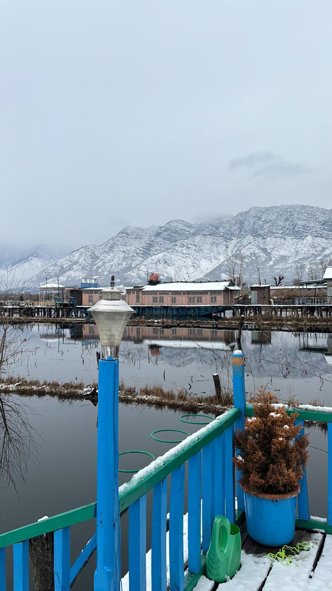 Houseboat Young Wild Rose Srīnagar Exterior foto