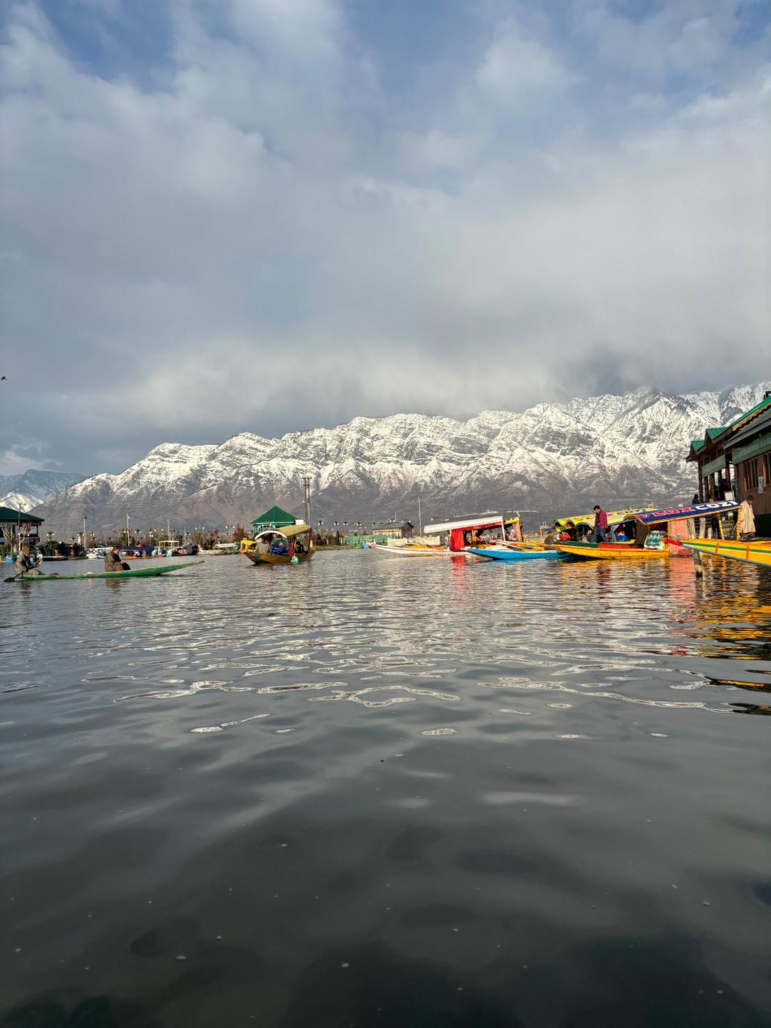 Houseboat Young Wild Rose Hotel Srīnagar Exterior foto