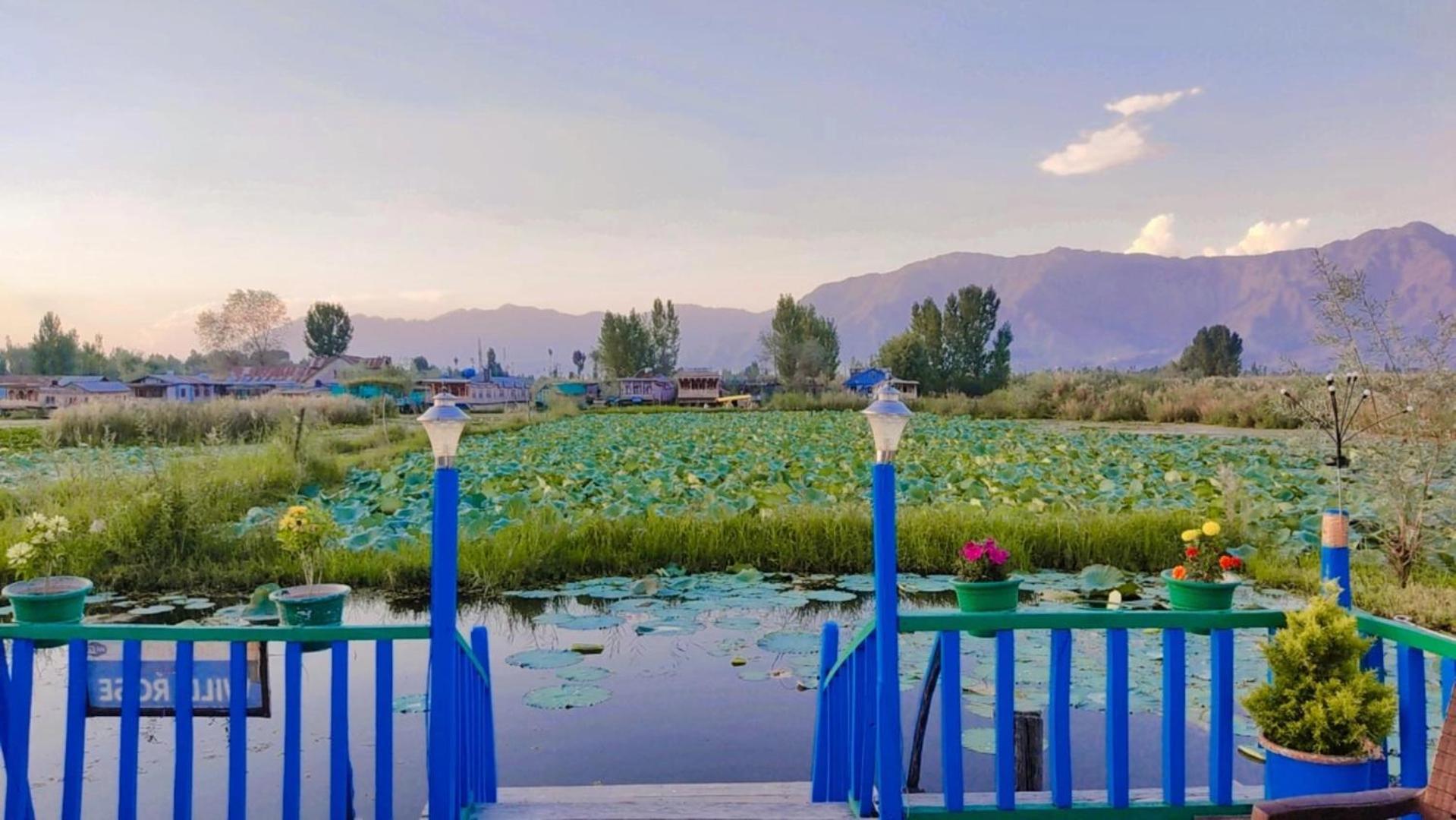 Houseboat Young Wild Rose Hotel Srīnagar Exterior foto