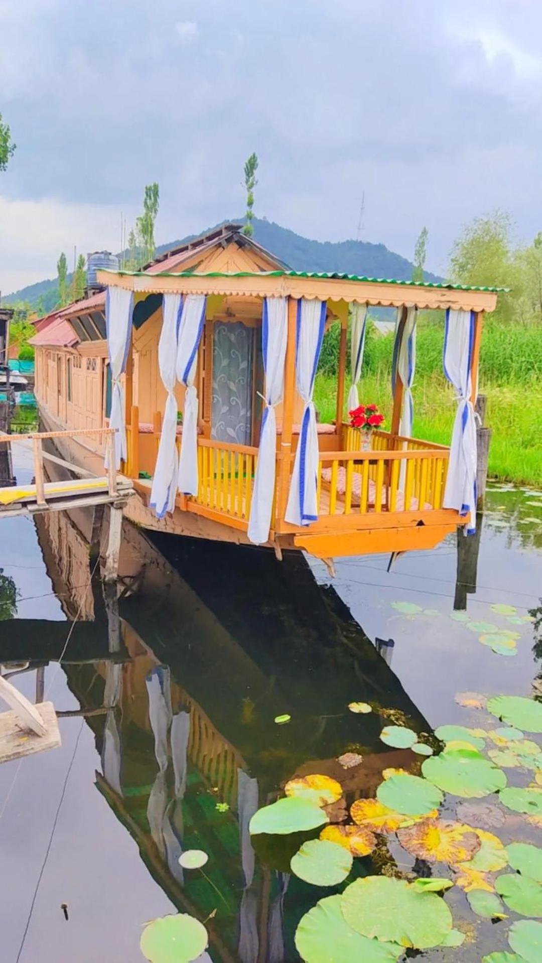 Houseboat Young Wild Rose Hotel Srīnagar Exterior foto