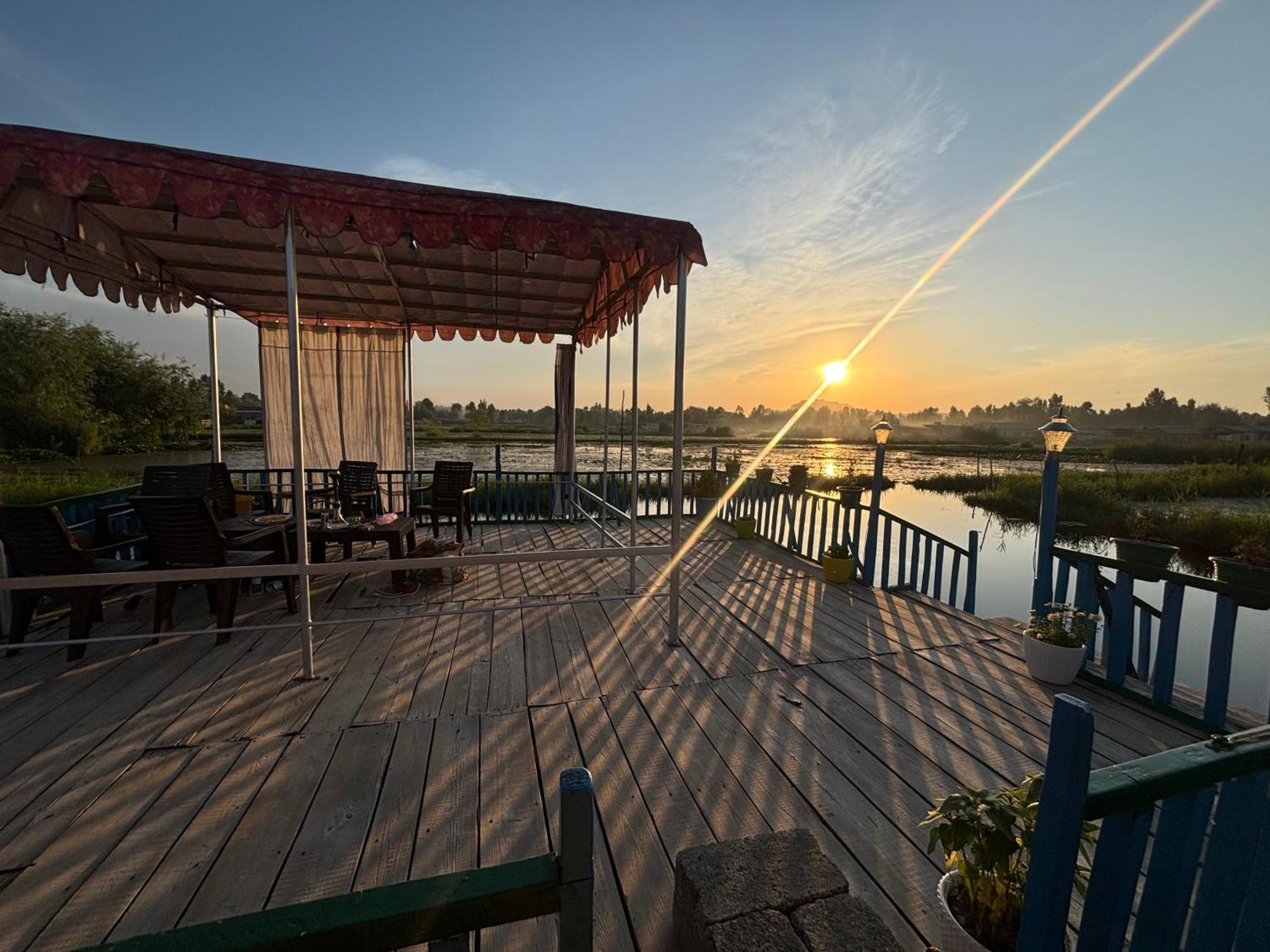 Houseboat Young Wild Rose Hotel Srīnagar Exterior foto